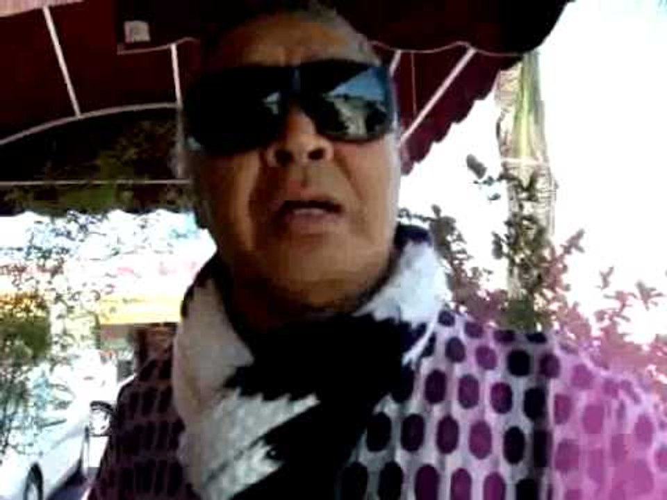 Ca sĩ đốc tờ Yêu trình diễn nhạc phẩm Sao Em Nỡ Đành Quên