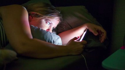 This is what happens to your body when you check your smartphone before bed