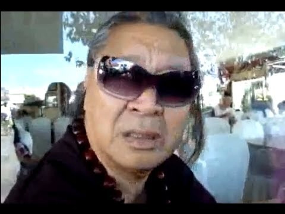 Đốc tờ Yêu mặc áo cà sa khoe đùi vế tươi mát