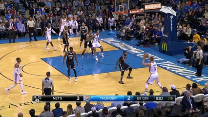 Le gros poster d'Andre Robertson sur la face de Brook Lopez !