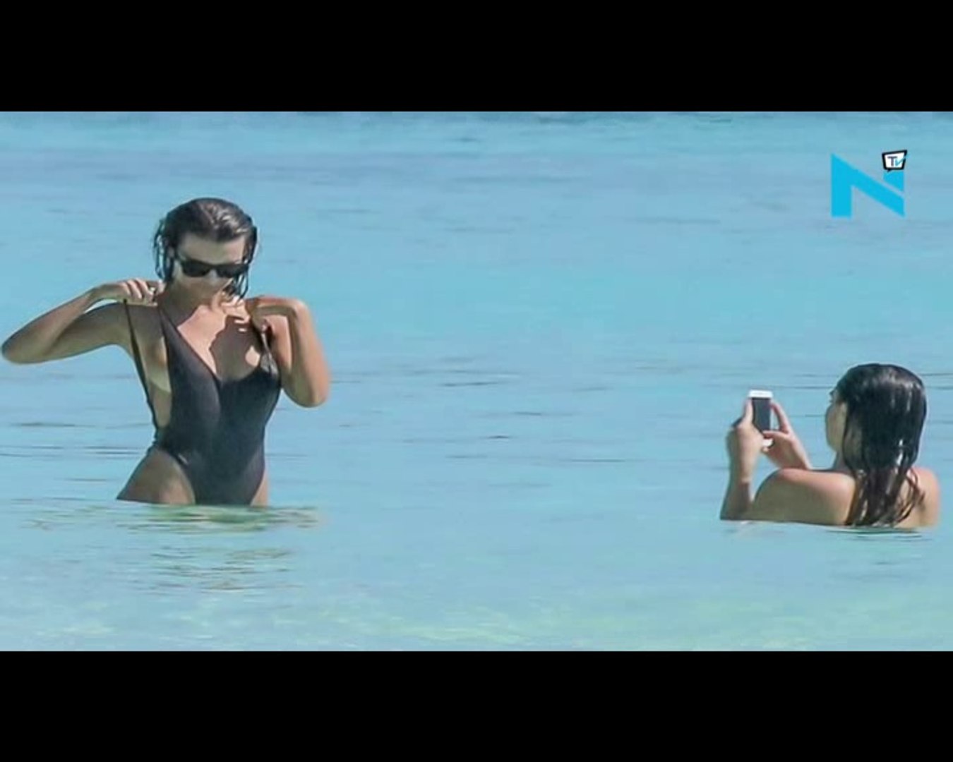 Emily Ratajkowski goes topless on beach - video Dailymotion