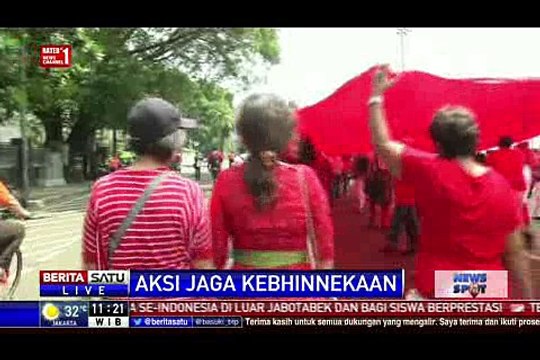 Massa Parade Kebhinekaan Bawa Bendera Merah Putih Ukuran Besar