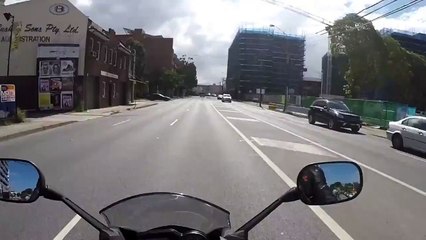 Un motard se prend une voiture en pleine face