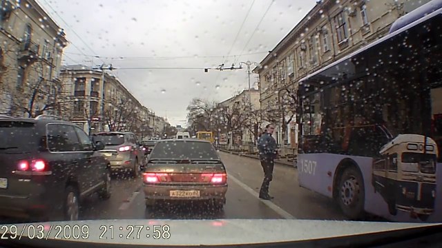 Un piéton traverse sans regarder et il va le regretter... BIM!