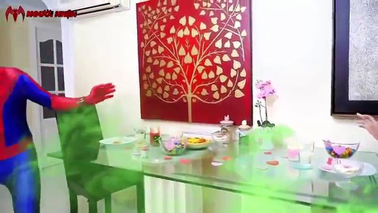 Người Nhện Spiderman và Công Chúa Frozen Elsa Ngoài Đời Thực -スパイダーマンと氷の女王エルザ