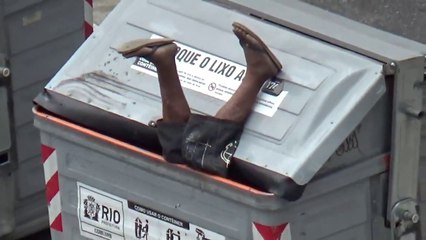 Télécharger la video: Ce gars complètement bourré va plonger dans une poubelle!