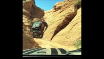 Un 4x4 grimpe un canyon