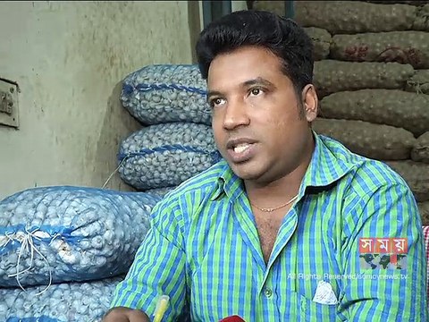 রাজধানীর পাইকারি বাজারে কমেছে পেঁয়াজের ঝাঁঝ