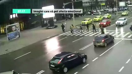 Un piéton fait l’erreur de penser qu’il peut échapper à un panneau publicitaire emporté par le vent (Roumanie)