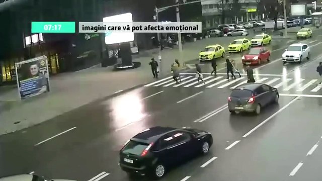 Un piéton fait l’erreur de penser qu’il peut échapper à un panneau publicitaire emporté par le vent (Roumanie)