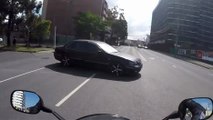 Une voiture coupe la route à ce motard et manque de le castrer