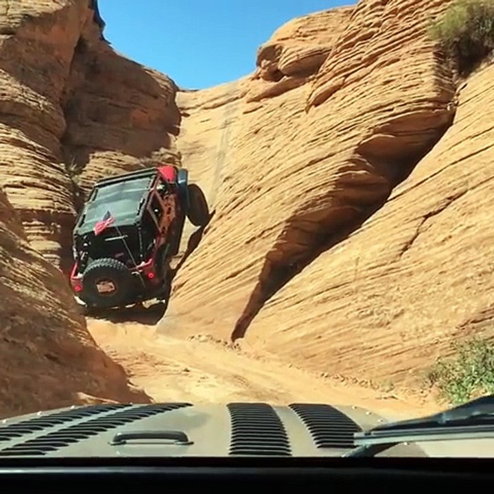 Un 4x4 grimpe un canyon