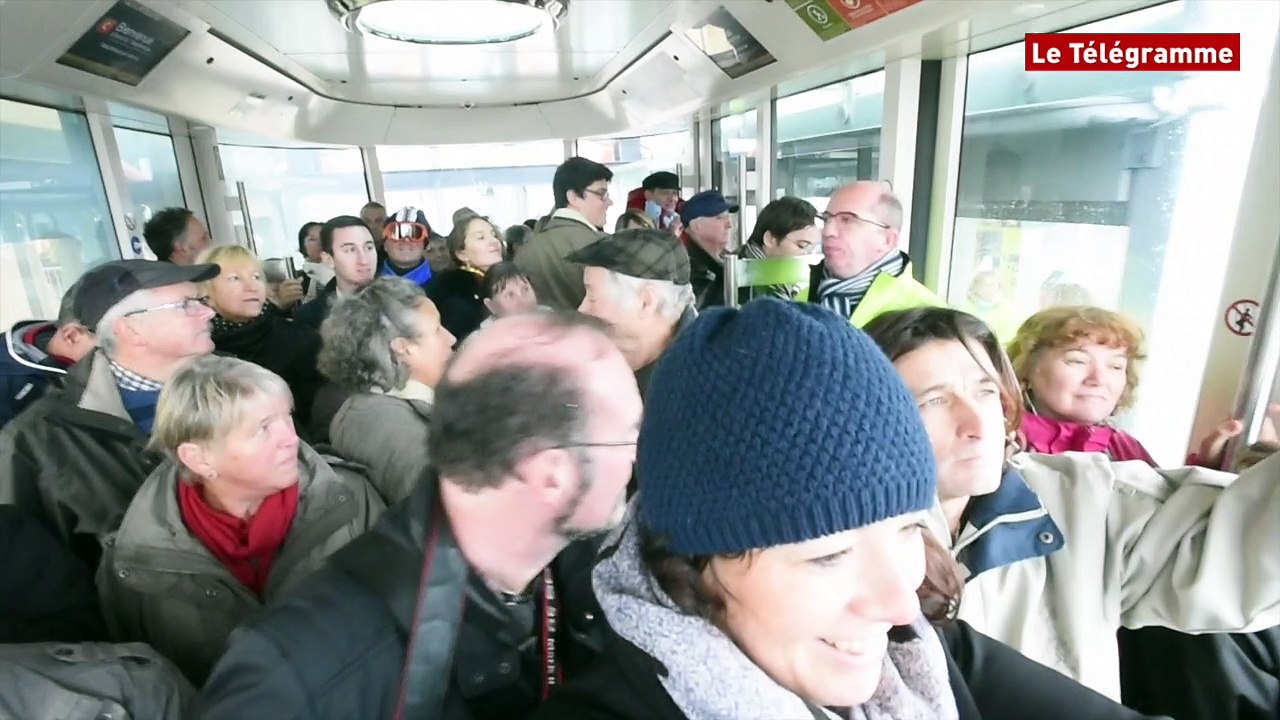 Téléphérique de Brest. Les premiers passagers apprécient le voyage