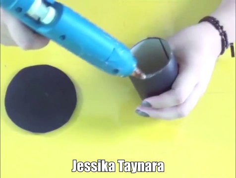 DIY - Elle colle ensemble 2 ballons et les enroule avec de la ficelle! Sa réalisation est trop mignonne!