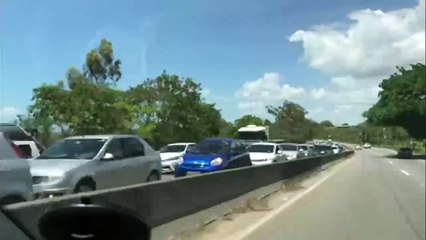 Engarrafamento se forma na Rodovia do Sol