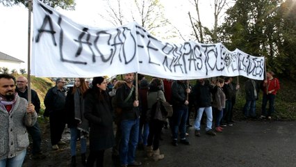 Lacadée : manifestation contre le "banquet patriotique" du Front National avec Louis Aliot