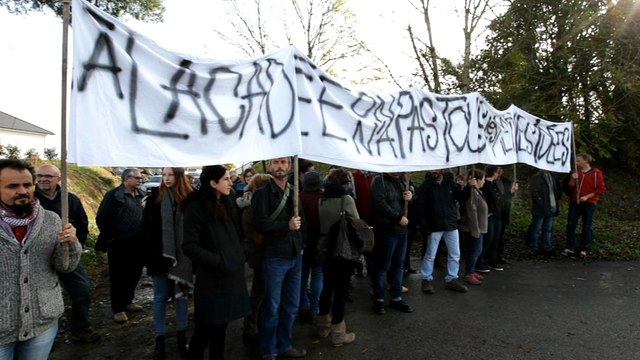 Lacadée : manifestation contre le banquet patriotique du Front National avec Louis Aliot