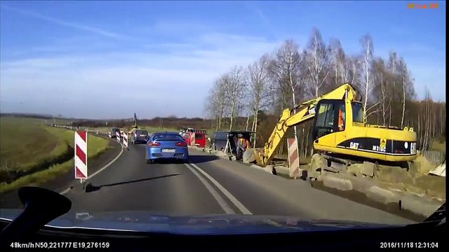 Un peu trop pressé, il double une voiture après des travaux et va le regretter