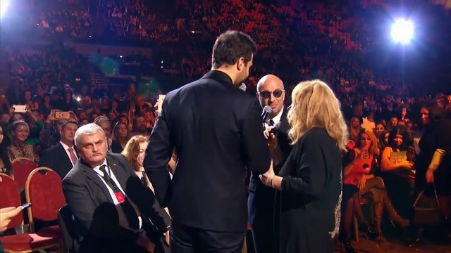 Вы держитесь там : Пугачева в новой песне передала россиянам привет от Медведева