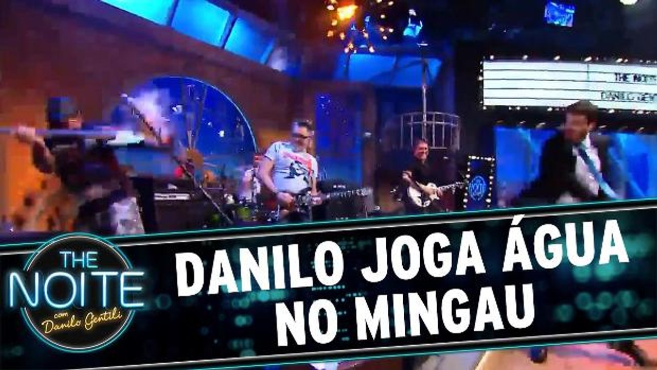 Danilo joga água no Mingau