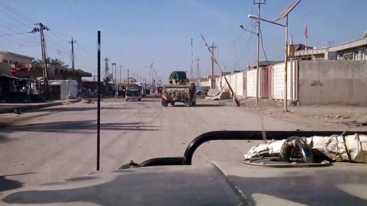 ISIS run toward iraqi forces and blow up himself among them