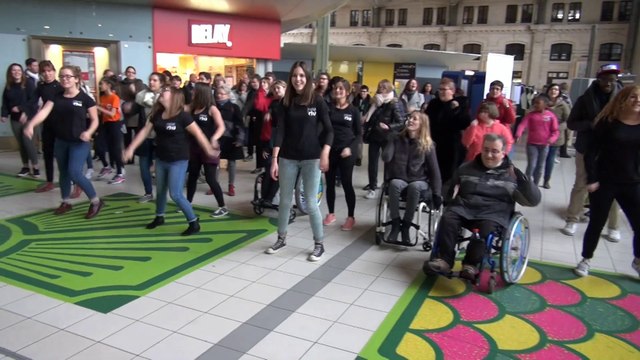 Flash mob à la Gare de Tours avec des danseurs, valides , en situation d'handicap et un nombreux public le 19 Nov 2016