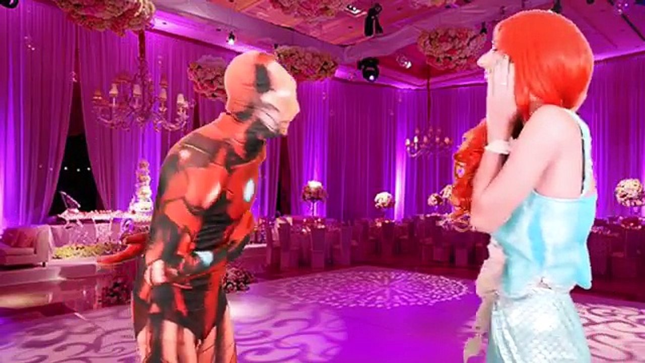 Is Frozen Elsa Kissing Superman? w Spiderman, Cinderella Dance, Batman, Ariel Little Mermaid