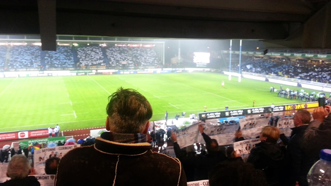 Les supporters bayonnais entonnent leur hymne, devenu célèbre à travers l'ovalie,la Peña Baiona