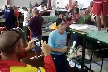 Festa no Corpo de Bombeiros carioca, por causa da prisão de ex-governadores