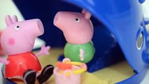 Pig George Da Familia Peppa Pig no Parquinho da Baleia!!! Em Portugues Tototoykids