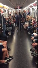 Pole dance dans le métro