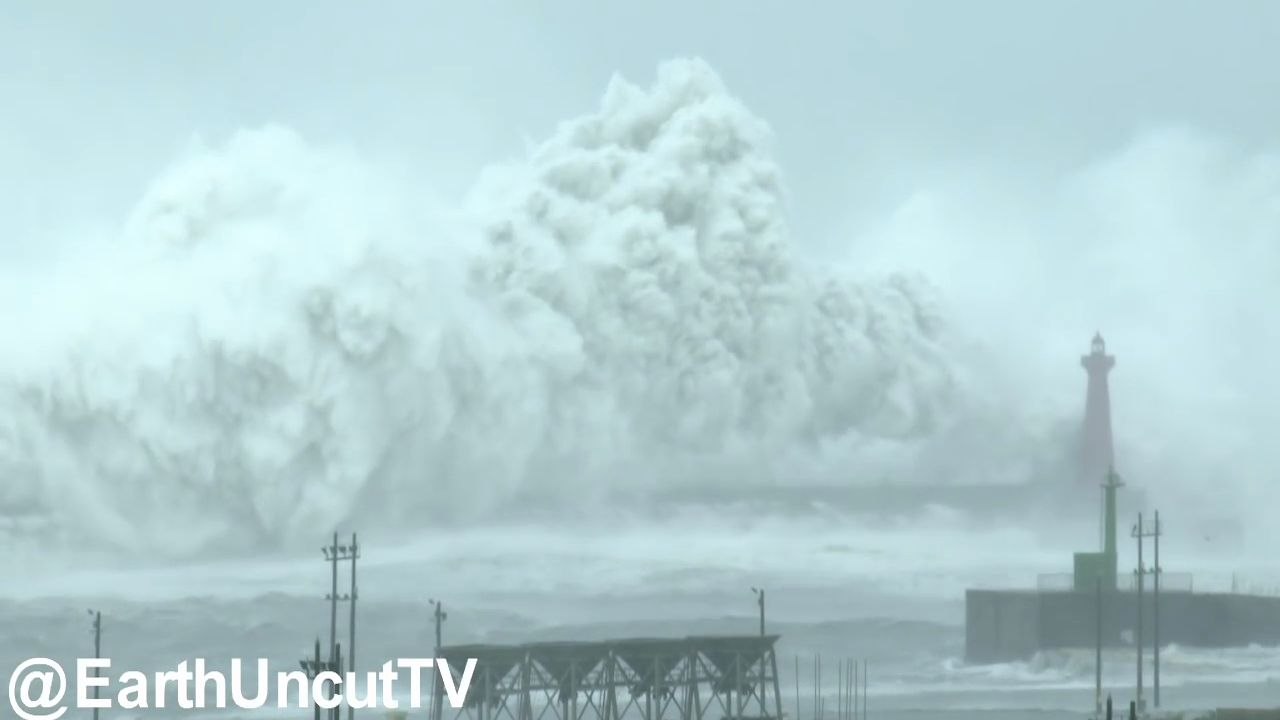 Des vagues énormes s'abattent sur un phare
