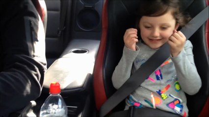 Une fillette adore quand son père fait des accélérations avec sa Nissan GTR