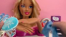 Barbie transformée en la reine des neiges Elsa avec une robe en pâte à modeler intelligente
