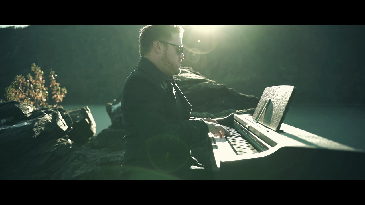 Eric Hayes- Make You Feel My Love (Piano on Cliff) Hudson River