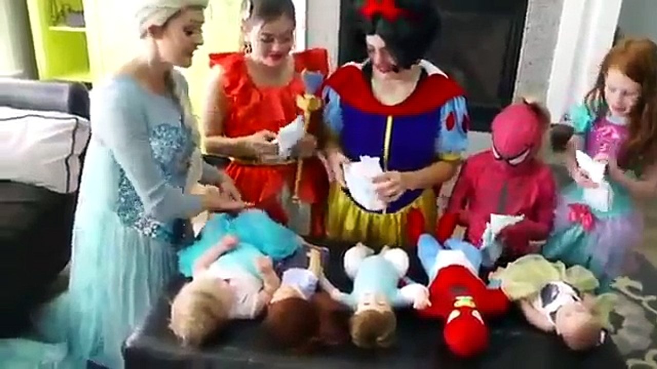 La Reine des neiges et Spiderman contre Le Joker! Spidergirl rose Anna & Batman! Superhero en vrai