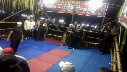 Keren !!! Pencak Dor Kediri Pemain MMA Abro Fernandes ikut berlaga