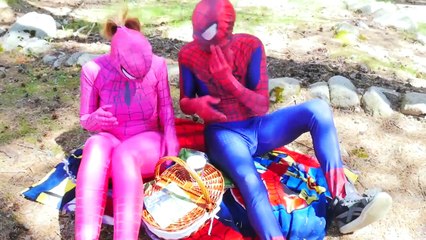 Frozen Becomes Rainbow Colored Elsa! w/ Spiderman vs Joker Colors Bubble Gum Spell & Pink Spidergirl