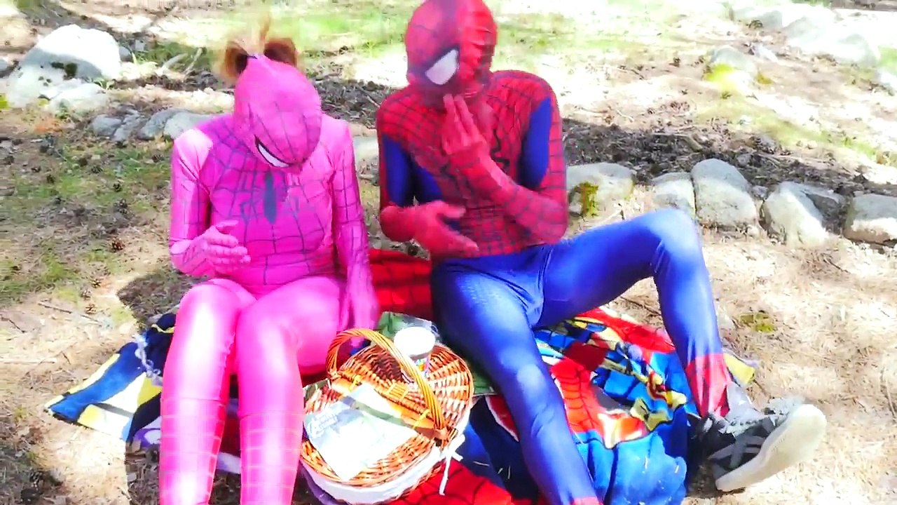 Frozen Becomes Rainbow Colored Elsa! w/ Spiderman vs Joker Colors Bubble Gum Spell & Pink Spidergirl