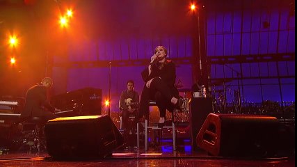 Télécharger la video: Adele - Hometown Glory (Live on Letterman)