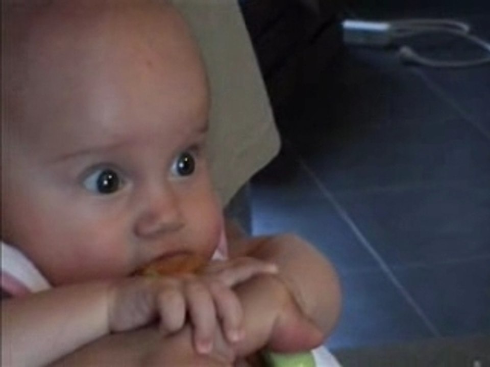 Lison mange de la purée