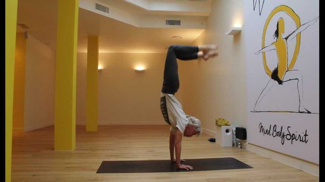 Quatre positions pour faire du yoga comme Ashton Kutcher