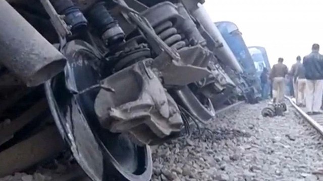 India: deraglia treno nell'Uttar Pradesh, decine di morti e feriti