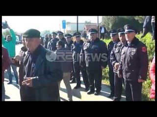 Ora News – Fier, protesta kundër landfillit, ndalohet një banor i Mbrostarit, dy në kërkim