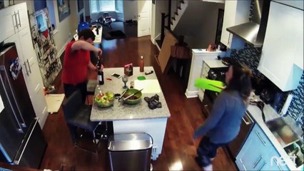 Il se met Ko avec un tire bouchon, avant même d'avoir picollé