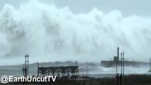 Des vagues immenses frappent un phare pendant le typhon Megi à Taïwan