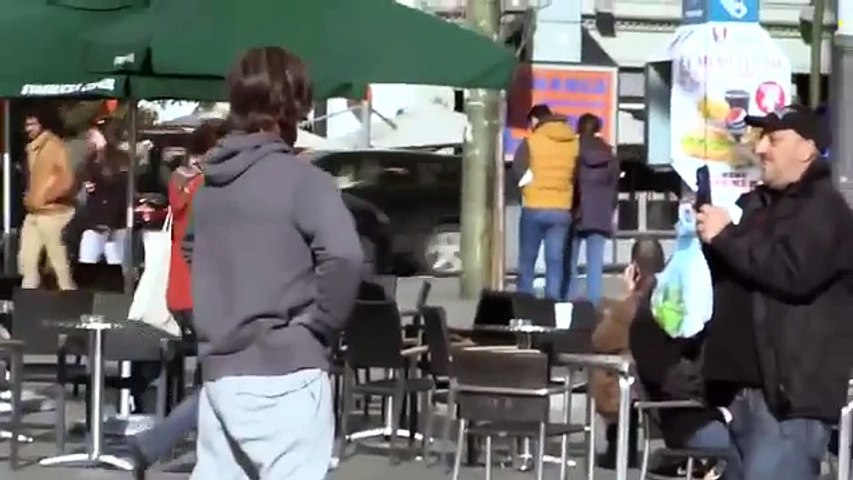 クリスティアーノロナウドがホームレスに変装して路上でサッカー 誰も相手にしない中 一人の少年が一緒に遊び始めた結果 海外サッカー Video Dailymotion