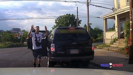 Un policier met un coup de pied dans la tête d'un suspect coopérant