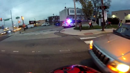 Des jeunes en moto narguent la police  pendant plus de trois minutes