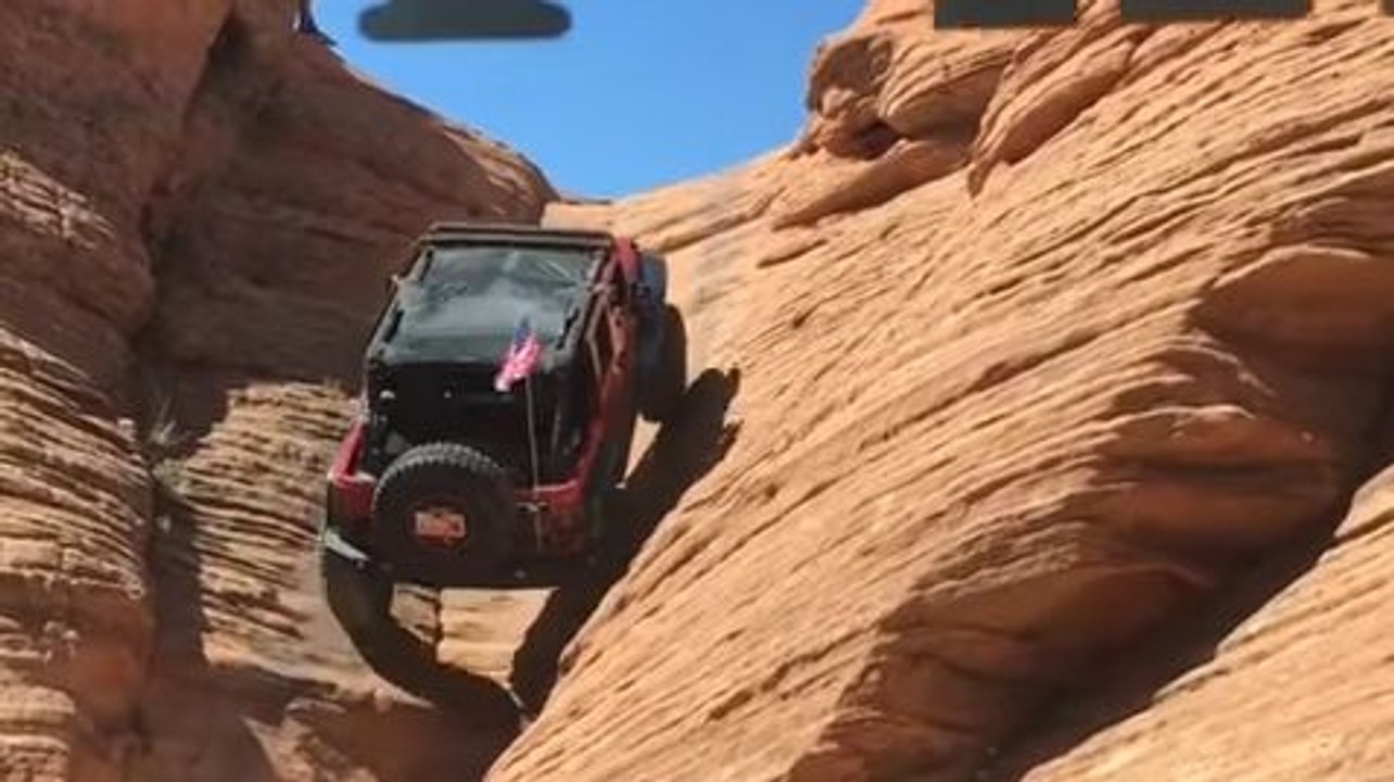 Un 4x4 grimpe un canyon!